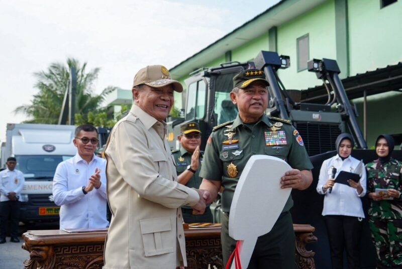 Menko Polkam Jenderal TNI (Purn.) Djamari Chaniago (Pertama Kiri) saat berikan bantuan 20 Unit Mobil Penjernih Air pada Korban Bencana Sumatera dan Aceh di Dermaga Satuan Angkutan Perairan (Satangair) TNI AD di Tanjung Priok, Jakarta Utara, Selasa (6/1/2026). (Foto : NOA.co.id/HO-Kemenko Polkam RI).