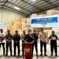 Direktur Jenderal Bea dan Cukai, Letjen TNI (Purn.) Djaka Budi Utama (tengah) saat memperlihatkan rokok-rokok ilegal yang diamankan, Pekanbaru, Rabu (7/1/2025). (Foto : Ist)