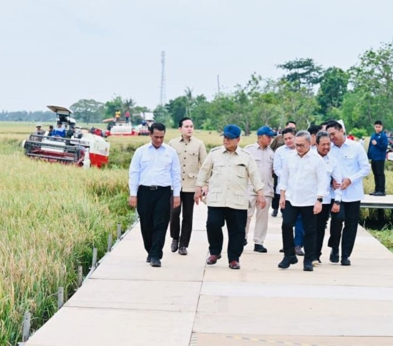Presiden Prabowo Subianto melakukan peninjauan berbagai inovasi hilirisasi dan teknologi pertanian modern dalam rangkaian kegiatan Panen Raya di Desa Kertamukti, Kabupaten Karawang, Provinsi Jawa Barat, Rabu (7/1/2025). (Foto: NOA.co.id/HO- BPMI Setpres).