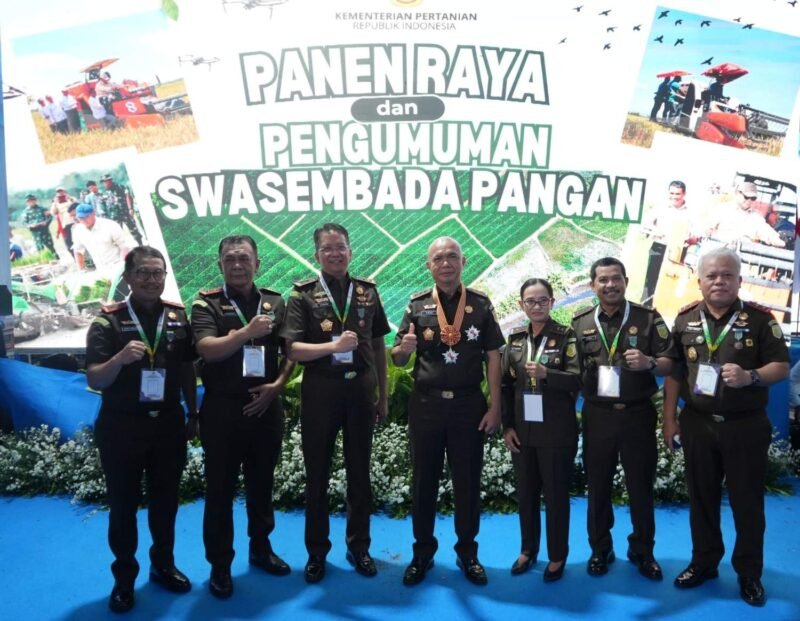 Presiden RI Prabowo Subianto menganugerahkan tanda kehormatan bagi pimpinan Kejaksaan saat acara Panen Raya dan Pengumuman Swasembada Pangan di Karawang, Jawa Barat, Rabu (7/1/2025). (Foto : NOA.co.id/HO-Puspenkum Kejagung RI).