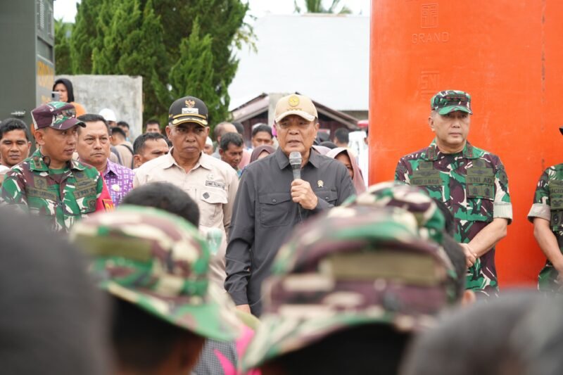 Menko Polkam Jenderal TNI (Purn) Djamari Chaniago Temui Pengungsi Kabupaten Agam dan Prajurit yang Bangun Hunian Sementara Korban Bencana, Kamis (8/1/2026). (Foto : NOA.co.id/Kemenko Polkam RI).