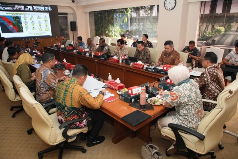 Mendagri saat memimpin Rapat Koordinasi dengan agenda Pengecekan Indikator Pemulihan Pemerintahan dan Kemasyarakatan Pascabencana di Wilayah Sumatra secara virtual dari Kantor Pusat Kemendagri, Jakarta, Jumat (9/1/2026). (Foto : NOA.co.id/HO-Puspen Kemendagri).
