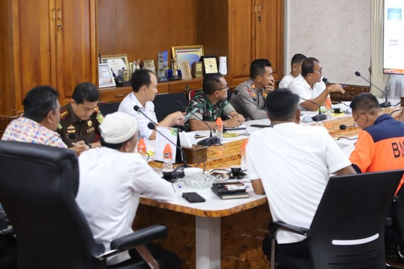 Bupati Pidie Sarjani Abdullah saat menggelar rapat penetapan transisi darurat, Kamis (8/1/2026) (Foto.IST)