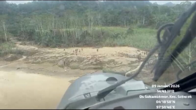 TNI AL Salurkan Bantuan Logistik melalui Udara ke Desa Sukamakmur, Kecamatan Sekerak, Kabupaten Aceh Tamiang, Jumat (9/1/2026).(Foto : NOA.co.id/HO-Dispenal).