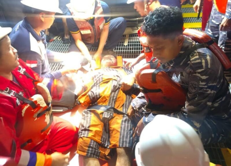 TNI AL saat  evakuasi korban laka laut di Perairan Selat Berhala, Jambi, Jumat (9/1/2025). (Foto : NOA.co.id/HO-Dispenal).