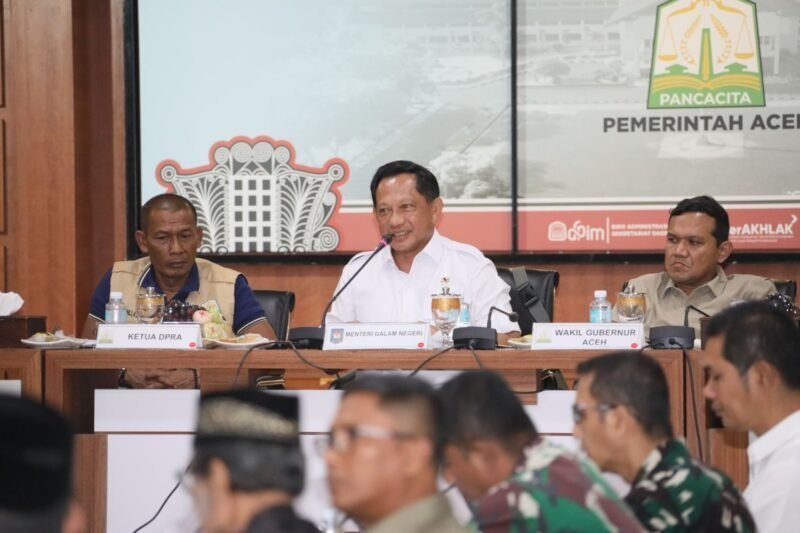 Mendagri Tito (Tengah) saat memimpin Rapat Forum Koordinasi Pimpinan Daerah (Forkopimda) se-Provinsi Aceh di Kantor Gubernur Aceh, Kota Banda Aceh, Sabtu (10/1/2026). (Foto : NOA.co.id/Farid Ismullah).