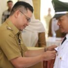 Wabup Pidie Alzaizi Umar menyematkan tanda kepada Keuchik yang telah dilantik Selasa (13/1/2026) (Foto.Bagian Prokopim)