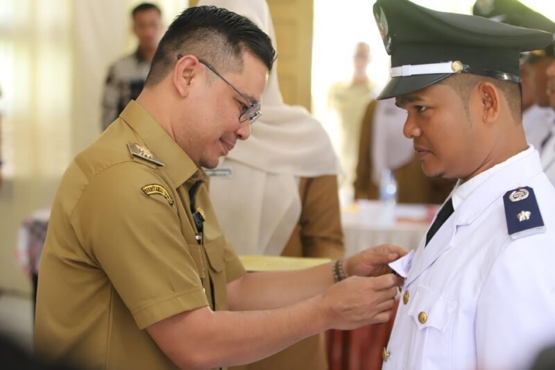 Wabup Pidie Alzaizi Umar menyematkan tanda kepada Keuchik yang telah dilantik Selasa (13/1/2026) (Foto.Bagian Prokopim)