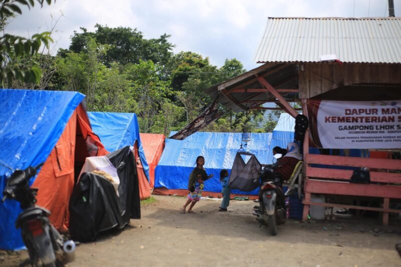Tempat pengungsian di Desa Sarah Mane Kecamatan Meurah Dua, Kabupaten Pidie Jaya, Provinsi Aceh, Jumat (16/1/2026). Sekitar 60 Jiwa yang berdomisili di pingiran sungai desa Lhok Sandeng terdampak banjir 26 November 2025 menepati tenda Pengungsian. (Foto : NOA.co.id/Farid Ismullah).