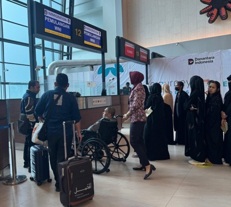 Petugas mengawal pemulangan 96 WNI pekerja migran ke Indonesia dari Arab Saudi yang difasilitiasi oleh Kementerian Luar Negeri (Kemlu) RI dan Konsulat Jenderal RI (KJRI) Jeddah saat tiba di Indonesia melalui Bandara Soekarno-Hatta, Tangerang, Banten, Jumat (16/1/2026). (Foto : NOA.co.id/HO-Kemlu RI).