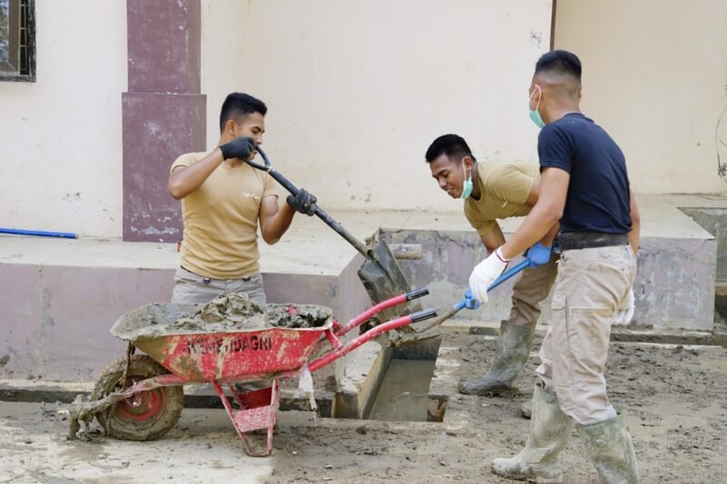 Praja IPDN Bantu Bersihkan Dinkes Aceh Tamiang, Kamis (15/1/2025). (Foto : NOA.co.id/HO-Kemendagri).