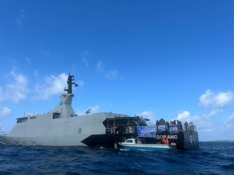 TNI AL Salurkan Bantuan Korban Banjir Bandang di Halmahera, Sabtu (17/1/2026). (Foto : NOA.co.id/HO-Dispenal).