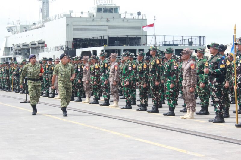 Danjen Akademi TNI Letnan Jenderal TNI Sidharta Wisnu Graha (Kedua Kiri) mewakili Panglima TNI Jenderal TNI Agus Subiyanto secara resmi membuka sekaligus memberangkatkan Satgastar Latsitardanus XLVI Tahun 2026 menuju Provinsi Aceh di Dermaga Samudera II Tanjung Emas, Semarang, Jawa Tengah, Sabtu (17/01/2026). (NOA.co.id/HO-Puspen TNI).