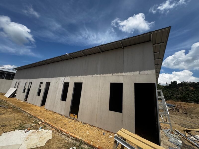 Proses pembangunan hunian sementara (huntara) di Desa Pematang Durian, Kecamatan Sekerak, Kabupaten Aceh Tamiang, Minggu (18/1/2026). (Foto : NOA.co.id/HO-BNPB).