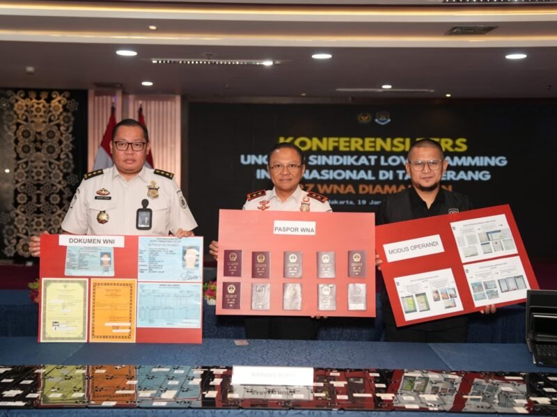 Plt. Dirjen Imigrasi, Yuldi Yusman (Tengah) saat konferensi pers di Gedung Kementerian Imipas, Jakarta Selatan, Senin (19/1/2026). (Foto : NOA.co.id/HO-Ditjen Imigrasi).