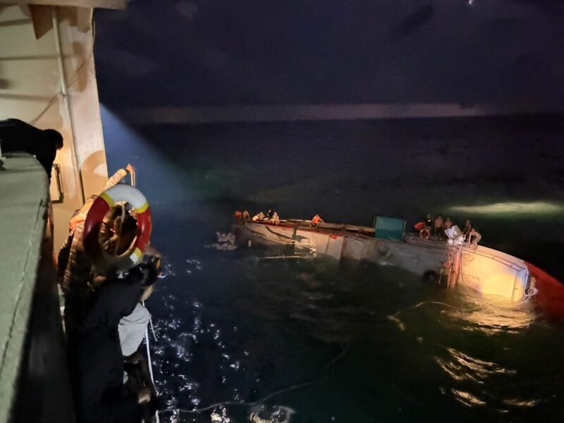 Kapal perang TNI Angkatan Laut KRI Banjarmasin-592 saat lakukan pencarian dan penyelamatan kapal ikan KM Putra Kwantan, Senin Malam (19/1/2026). (Foto : NOA.co.id/HO-Dispenal).