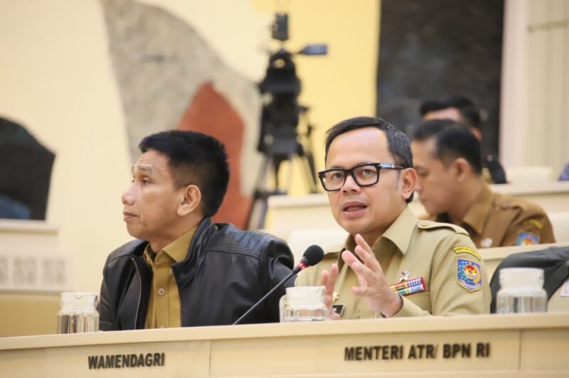 Wamendagri Bima Arya Sugiarto (Pertama Kanan) saat memberikan penjelasan dalam Rapat Kerja dan Rapat Dengar Pendapat bersama Komisi II DPR RI di Ruang Rapat Komisi II DPR RI, Jakarta, Senin (19/1/2026). (Foto : NOA.co.id/HO-Puspen Kemendagri).
