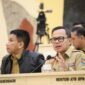 Wamendagri Bima Arya Sugiarto (Pertama Kanan) saat memberikan penjelasan dalam Rapat Kerja dan Rapat Dengar Pendapat bersama Komisi II DPR RI di Ruang Rapat Komisi II DPR RI, Jakarta, Senin (19/1/2026). (Foto : NOA.co.id/HO-Puspen Kemendagri).