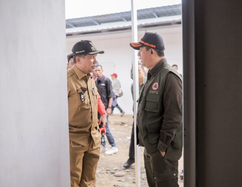 Bupati Pidie Jaya Sibral Malasyi (Pertama Kiri) mendampingi Kepala BNPB Letjen TNI Dr. Suharyanto (Pertama Kanan) meninjau pembangunan hunian sementara di Gampong Manyang Cut, Kecamatan Meureudu, Kab. Pidie Jaya, Provinsi Aceh, Selasa (20/1/2026). (Foto : NOA.co.id/HO-Prokopim Pidie Jaya).