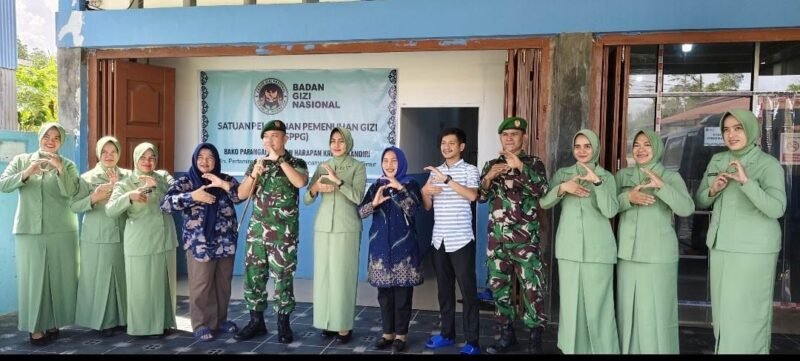 Komandan Kodim  0115/Simeulue, Letkol Arm. Qomarus Zaman, S.T., M.I.P., M.H.I. yang didampingi Ketua Persit KCK Cabang XXXIII Ny. Ratih Qomarus Zaman, S.STP., M.AP melakukan kunjungan ke Dapur SPPG Bako Parangai. Foto:Dok Argam/Noa.co.id.