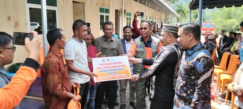 Bupati Pidie Sarjani Abdullah menyerahkan Huntara kepada warga Blang Pandak, Kecamatan Tangse, Pidie, Kamis (22/1/2026)(Foto IST).