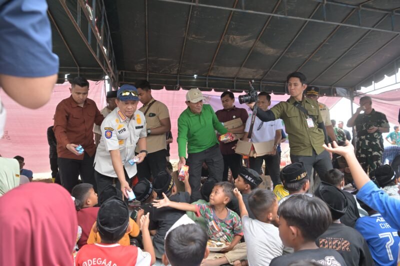 Wakil Gubernur Aceh, Fadlullah, SE, mendampingi Menteri Dalam Negeri Tito Karnavian di Desa Lubok Pusaka Kecamatan Langkahan Kabupaten Aceh Utara, Kamis, 22 Januari 2026. Dok. Ist