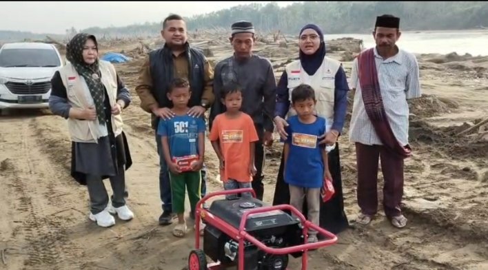 Yayasan Blood For Life Foundation (BFLF) menyalurkan bantuan berupa genset, HT, SGM, Pampes dan lampu tenaga surya kepada warga terdampak bencana di Gampong Lubok Pusaka, Kecamatan Langkahan, Kabupaten Aceh Utara. Dok. Ist
