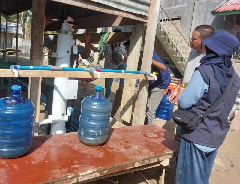 Pemasangan satu unit skyhydrant di lokasi pengungsian di Desa Kubu Kecamatan Peusangan, Kabupaten Bireuen, Sabtu (24/1/2026). (Foto : Ist).