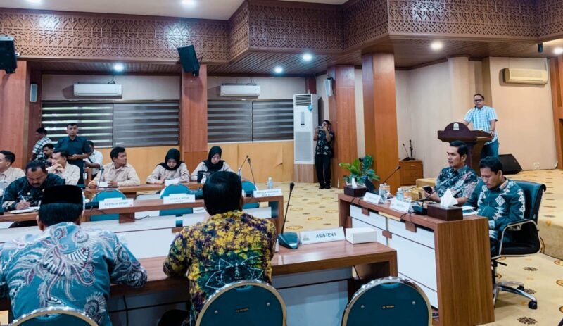 Kepala Regional Badan Gizi Nasional (BGN) Aceh, Mustafa Kamal, menyampaikan apresiasi atas dukungan nyata Pemerintah Aceh dan seluruh pemerintah kabupaten/kota terhadap pelaksanaan Program MBG di Aceh, dalam rakor di Kantor Gubernur Aceh, pada Kamis 22 Januari 2026. Foto: Dok. SPPG Aceh