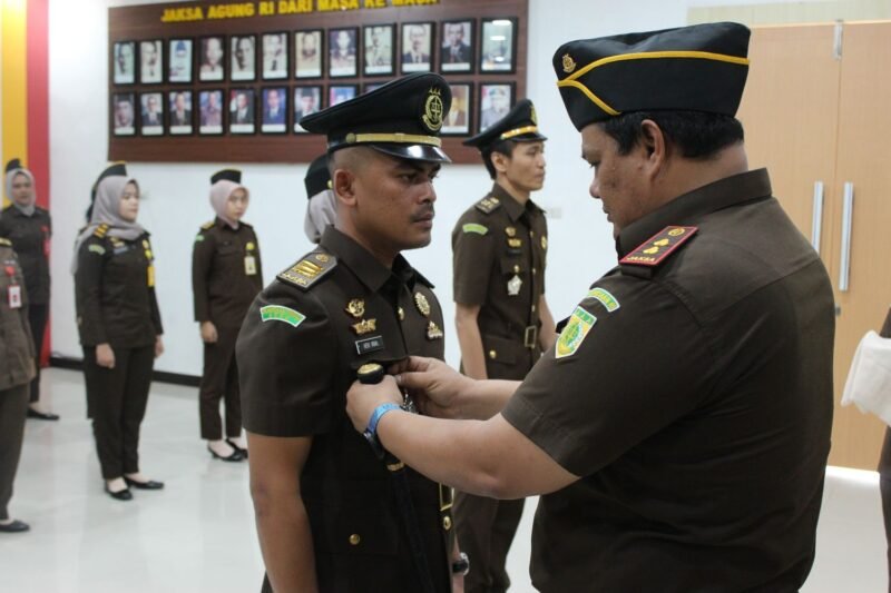 Kepala Kejaksaan Negeri Aceh Singkil, Muhammad Junaidi (Pertama Kanan) saat melantik dan mengambil sumpah jabatan eselon IV bertempat di Aula Kantor Kejaksaan Negeri Aceh Singkil, Kamis (29/1/2026).(Foto : NOA.co.id/HO-Kejari Aceh Singkil).