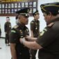Kepala Kejaksaan Negeri Aceh Singkil, Muhammad Junaidi (Pertama Kanan) saat melantik dan mengambil sumpah jabatan eselon IV bertempat di Aula Kantor Kejaksaan Negeri Aceh Singkil, Kamis (29/1/2026).(Foto : NOA.co.id/HO-Kejari Aceh Singkil).
