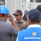 Kepala BNPB Letjen TNI Dr. Suharyanto (Tengah) melihat progres pembangunan huntara BNPB di Desa Paya Rabo Lhok, Kecamatan Sawang, Kabupaten Aceh Utara, Provinsi Aceh, Kamis (29/1/2026). (Foto : NOA.co.id/HO-BNPB).