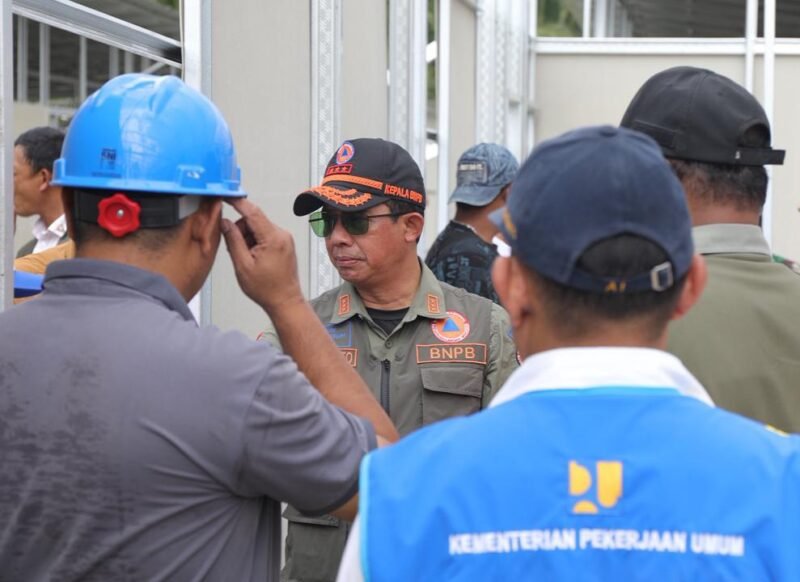 Kepala BNPB Letjen TNI Dr. Suharyanto (Tengah) melihat progres pembangunan huntara BNPB di Desa Paya Rabo Lhok, Kecamatan Sawang, Kabupaten Aceh Utara, Provinsi Aceh, Kamis (29/1/2026). (Foto : NOA.co.id/HO-BNPB).