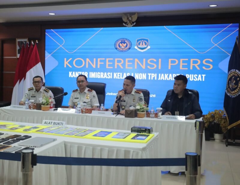 Kantor Imigrasi Jakarta Pusat saat siaran pers lima warga negara asing (WNA) asal Nigeria yang diduga terlibat jaringan penipuan daring internasional, Jumat (30/1/2026). (Foto : NOA.co.id/HO-Ditjenim).