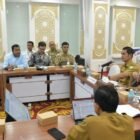 Sekda Aceh memimpin rapat bersama perwakilan badan usaha dalam rangka penguatan dukungan tanggap darurat dan rehabilitasi bencana hidrometeorologi di Posko Pemerintah Aceh, Senin (12/1/2026). Foto: Dok. Biro Adpim Setda Aceh