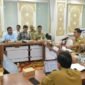 Sekda Aceh memimpin rapat bersama perwakilan badan usaha dalam rangka penguatan dukungan tanggap darurat dan rehabilitasi bencana hidrometeorologi di Posko Pemerintah Aceh, Senin (12/1/2026). Foto: Dok. Biro Adpim Setda Aceh
