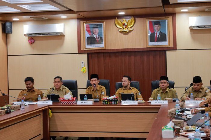 Bupati Aceh Barat Tarmizi SP, MM, didampingi Wakil Bupati Said Fadheil SH, memimpin rapat pembahasan Sekolah Rakyat dan RKPD Tahun Anggaran 2026 di Aula Teuku Umar Setdakab Aceh Barat, Senin (12/1/2026). Foto: Dok. Pemkab Aceh Barat