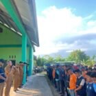 Kepala Dinas Lingkungan Hidup (DLH) Aceh Besar H. Muwardi, SH, menyampaikan arahan kepada petugas kebersihan sebelum pelaksanaan tes narkoba di Workshop Dinas Lingkungan Hidup Aceh Besar Sibreh, Kecamatan Sukamakmur, Aceh Besar, Selasa (13/01/2026). Foto: Dok. MC Aceh Besar