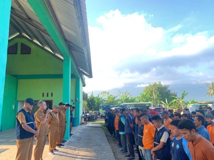 Kepala Dinas Lingkungan Hidup (DLH) Aceh Besar H. Muwardi, SH, menyampaikan arahan kepada petugas kebersihan sebelum pelaksanaan tes narkoba di Workshop Dinas Lingkungan Hidup Aceh Besar Sibreh, Kecamatan Sukamakmur, Aceh Besar, Selasa (13/01/2026). Foto: Dok. MC Aceh Besar