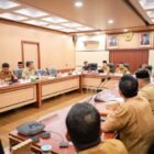 Bupati Aceh Barat Tarmizi memimpin Rapat Koordinasi Forkopimda membahas maraknya penyakit masyarakat di Aceh Barat, Selasa (13/1/2026). Foto: Dok. Pemkab Aceh Barat