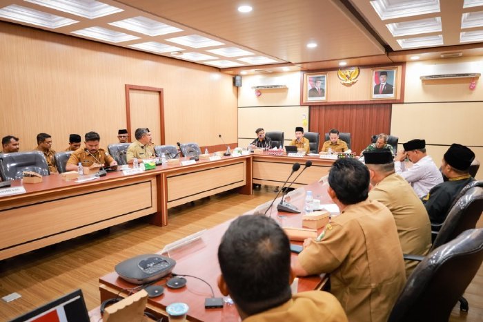 Bupati Aceh Barat Tarmizi memimpin Rapat Koordinasi Forkopimda membahas maraknya penyakit masyarakat di Aceh Barat, Selasa (13/1/2026). Foto: Dok. Pemkab Aceh Barat