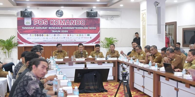Sekda Aceh M. Nasir menerima audiensi Aliansi Mahasiswa se-Aceh di Posko Tanggap Darurat Bencana Hidrometeorologi Aceh, Selasa (13/1/2026). Foto: Dok. Biro Adpim Setda Aceh
