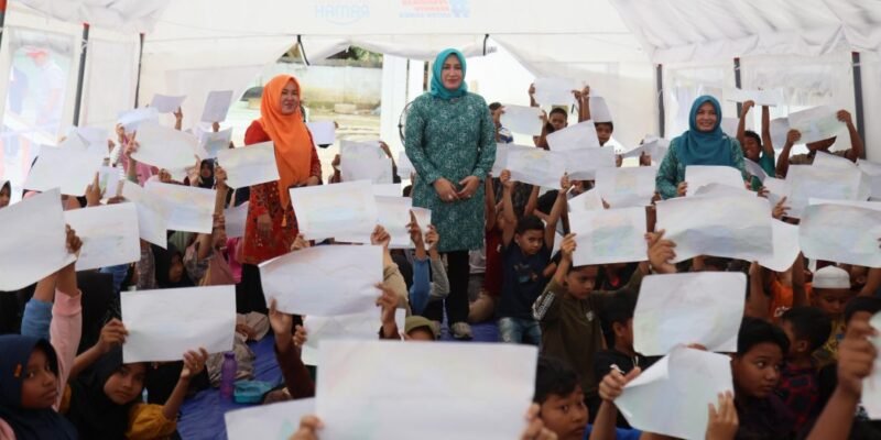 Bunda Guru Aceh Marlina Muzakir menyapa dan memberi motivasi kepada siswa SD Negeri 6 Tanoh Jamboe Aye yang belajar di Sekolah Darurat pascabencana, Selasa (13/1/2026). Foto: Dok. Biro Adpim Setda Aceh