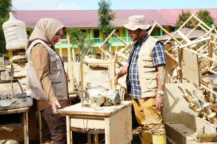 Bunda Ana Marlina Usman meninjau proses pembersihan SLB Negeri Pembina Aceh Tamiang pasca-banjir, didampingi pihak Disdik Aceh dan relawan, Minggu (11/1/2026). Foto: Dok. Istimewa