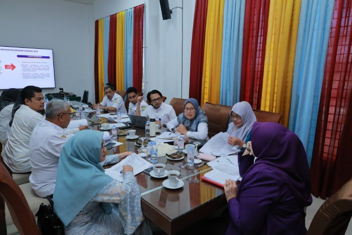 Ketua TP PKK Aceh Besar Hj. Rita Mayasari memimpin pertemuan pembentukan Tim Pembina Posyandu Kabupaten Aceh Besar di Gedung Dekranasda Aceh Besar, Rabu (14/1/2026). Foto: Dok. MC Aceh Besar