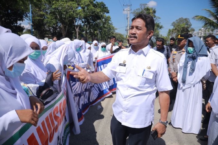 Wakil Bupati Aceh Besar Drs. Syukri A Jalil menerima aspirasi ratusan tenaga kesehatan terkait perpanjangan SK Bakti di Kantor Bupati Aceh Besar, Kota Jantho, Rabu (14/01/2026). Foto: Dok. MC Aceh Besar