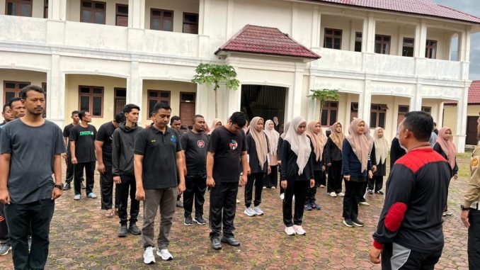 Pegawai PPPK Dinas Sosial Kota Banda Aceh mengikuti pelatihan Peraturan Baris-Berbaris (PBB) sebagai bagian dari pembinaan disiplin dan penguatan karakter ASN, Rabu (14/1/2026). Foto: Dok. Diskominfo Kota Banda Aceh