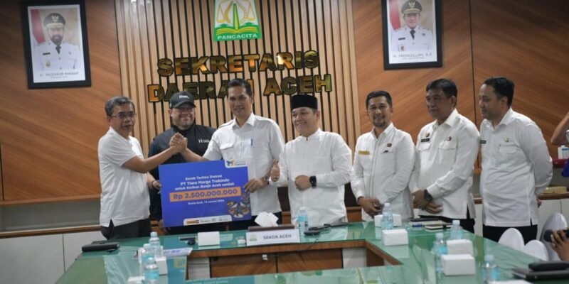Sekda Aceh M. Nasir menerima bantuan kemanusiaan senilai Rp2,5 miliar dari TMT Group yang disalurkan melalui Human Initiative untuk korban banjir di Aceh, Rabu (14/1/2026). Foto: Dok. Biro Adpim Setda Aceh