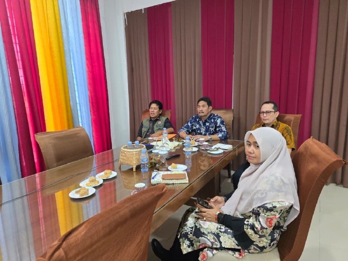Wakil Bupati Aceh Besar, H. Syukri A. Jalil, didampingi Kalaksa BPBD Aceh Besar, Kadis PUPR dan Plt Kadis Pertanahan Aceh Besar mengikuti Rapat Koordinasi Satgas Percepatan Rehabilitasi dan Rekonstruksi Pascabencana Wilayah Sumatera secara virtual, Kamis (15/1/2026). Foto: Dok. MC Aceh Besar
