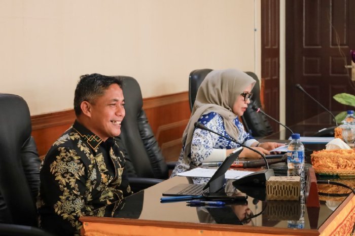 Plt Sekda Aceh Barat, Dr. Ir. Kurdi ST MT MH, menghadiri Rapat Dengar Pendapat bersama DPRK Aceh Barat membahas status tenaga honorer non database, Kamis (15/1/2026). Foto: Dok. Pemkab Aceh Barat